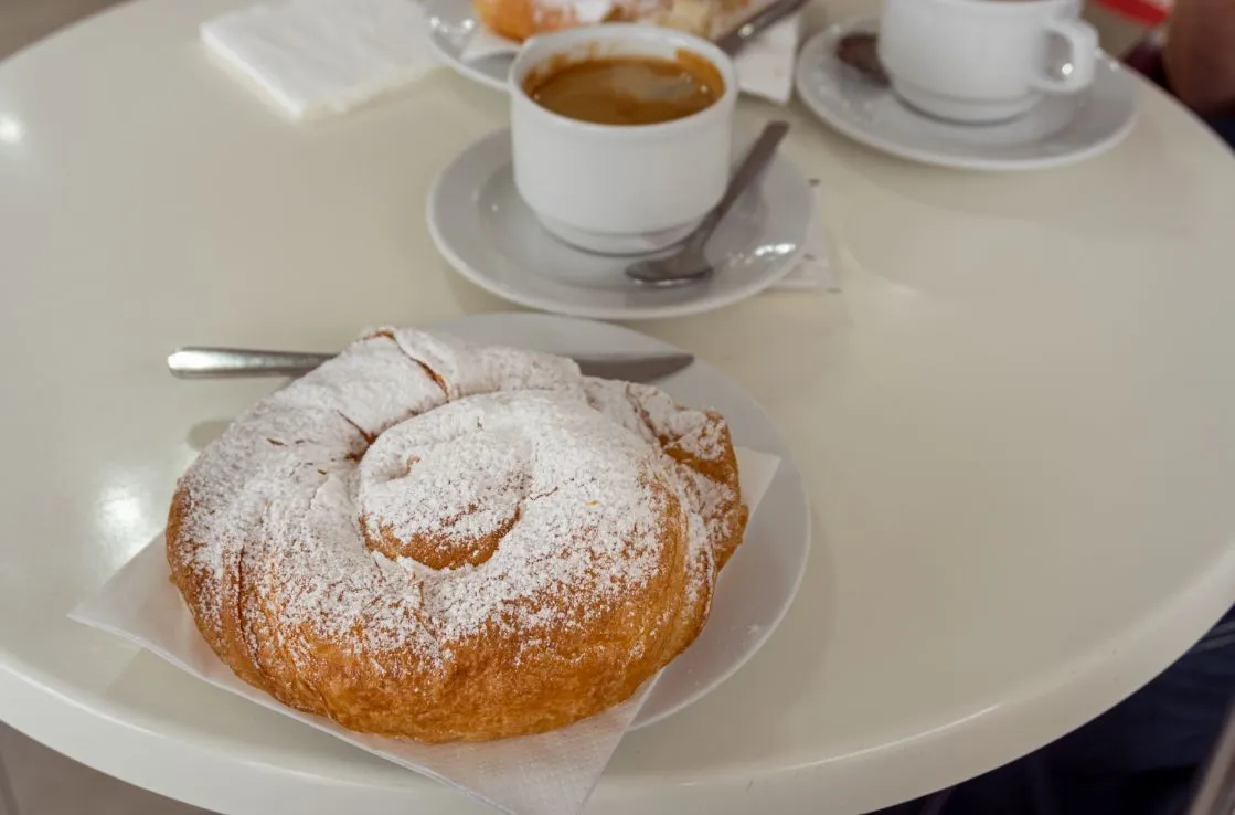 chocolate caliente y ensaimada de mallorca